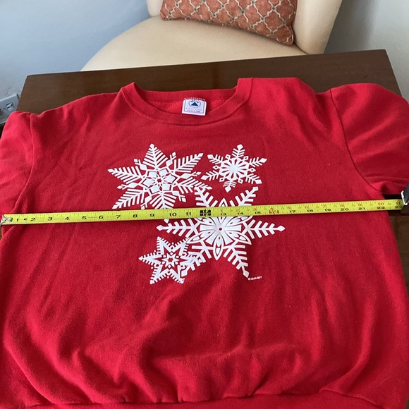 Delta Red Sweatshirt with White Snowflakes Good Condition Womens Large - Picture 7 of 10